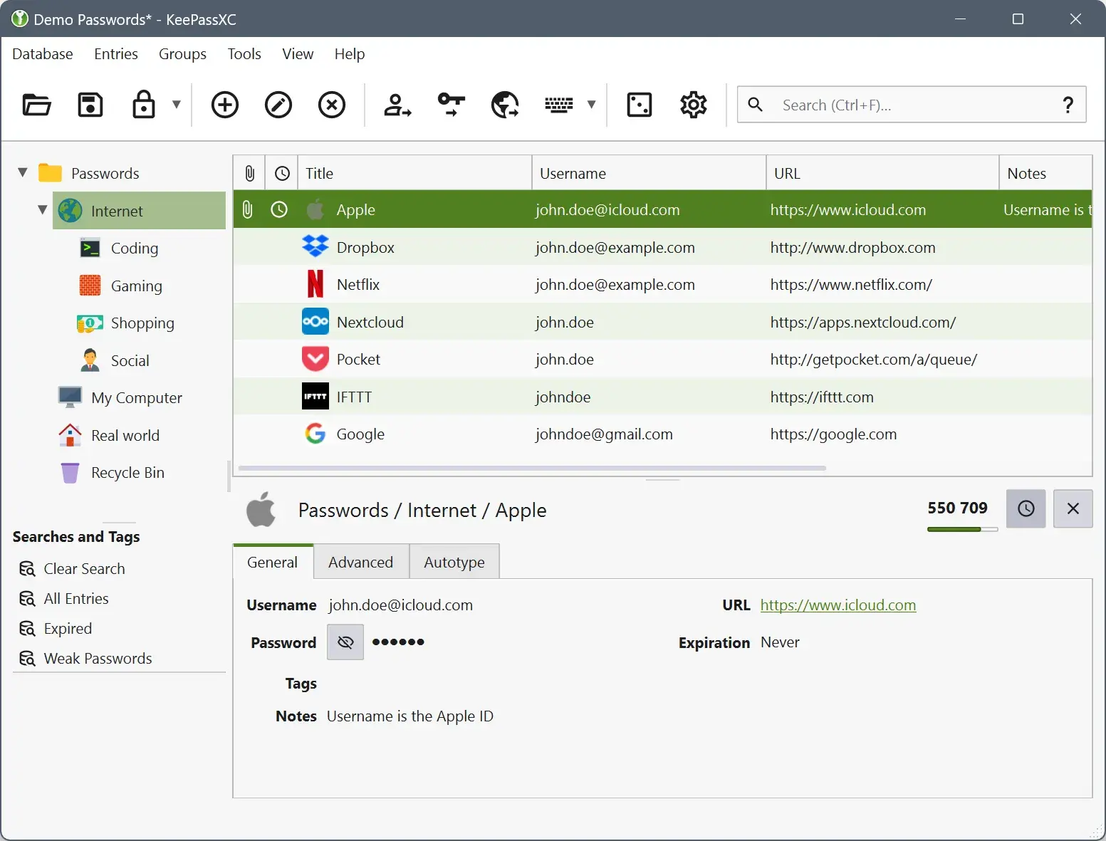 KeePassXC 2.7.12 主界面：左侧分组树、中间条目列表、右侧条目详情